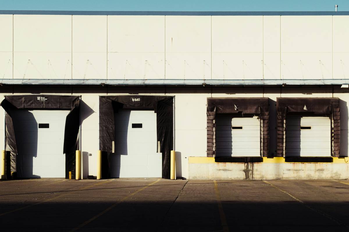 supply chain careers chicago professionals managing warehouse logistics at a Chicago distribution center